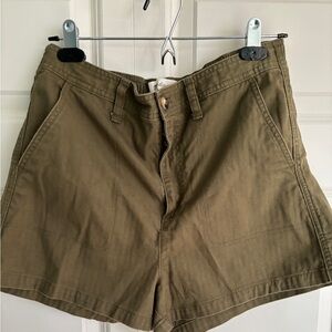 Madewell Twill 2.5” Shorts in Olive, Size M